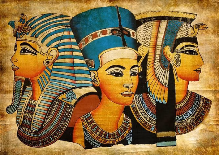 Để tăng thêm sự quyến rũ, Nữ hoàng Cleopatra dùng xạ hương bôi vào lông mày, dùng nước hoa bôi vào môi kích thích khứu giác của bản thân và người tình.