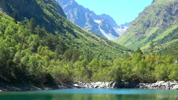 Chính vì vậy, giới chức trách và các chuyên gia cảnh báo người dân không nên lại gần hồ Karachay vì hồ nước trông rất đỗi bình yên này có thể gây ra những cái chết đau đớn.