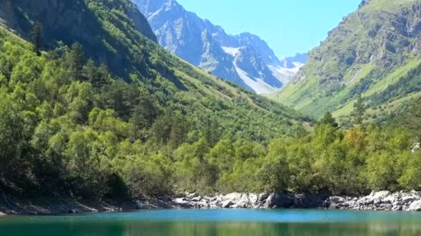 Chính vì vậy, giới chức trách và các chuyên gia cảnh báo người dân không nên lại gần hồ Karachay vì hồ nước trông rất đỗi bình yên này có thể gây ra những cái chết đau đớn.