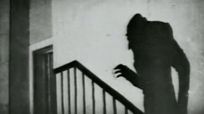 Người nhà của các nạn nhân sẽ chôn cất họ để người thân không "đội mồ sống lại" biến thành mà cà rồng đi hại người.