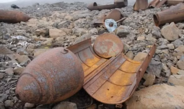 Một số hầm ngầm bên trong căn cứ bị xuống cấp nghiêm trọng sau nhiều thập kỷ bỏ hoang. Nhiều tài liệu, di vật của phát xít Đức cũng được tìm thấy bên trong căn cứ này.