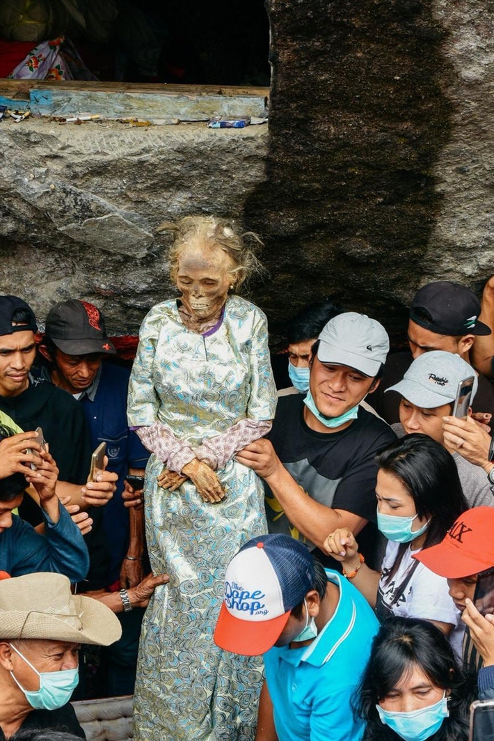 Vào dịp trên, người Baruppu sẽ ra khu mộ, đào quan tài lên và đưa người chết về nhà.