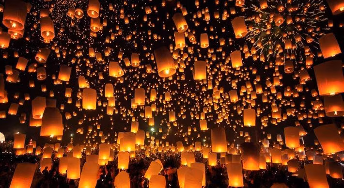 Khổng Minh đăng (đèn Khổng Minh) là sáng chế của Gia Cát Lượng nhằm truyền tín hiệu quân sự. Phát minh này ra đời khi lực lượng của Gia Cát Lượng bị quân Ngụy của Tư Mã Ý vây hãm ở Bình Dương. Nhờ tín hiệu trên bọc giấy của đèn lồng mà lực lượng cứu viện đã nhanh chóng đến chi viện cho Gia Cát Lượng.
