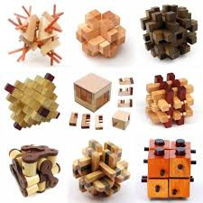 Khóa Khổng Minh là tên một phát minh nổi tiếng của Gia Cát Lượng. Nó gồm nhiều miếng gỗ cài vào nhau. Việc cài vào đã khó nhưng để tháo ra còn khó hơn.