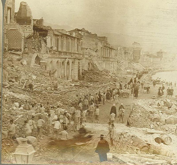 Nhiều tuần sau khi thảm kịch xảy ra, lực lượng cứu hộ tích cực tìm kiếm nạn nhân trong những khu vực hoang tàn, đổ nát.