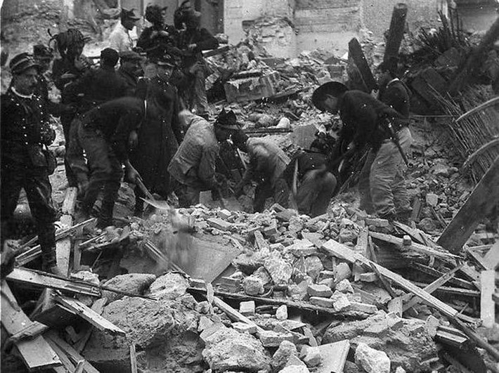 Thêm nữa, những ngôi nhà của người dân có thiết kế mái nhà nặng trong khi nền đất yếu đã khiến số người tử vong do bị vùi lấp dưới đống đổ nát tăng cao.