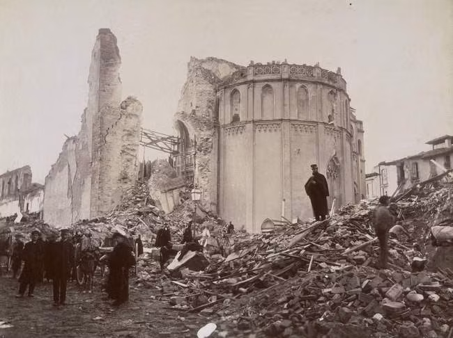 Một thảm kịch kinh hoàng xảy ra ở dải Messina, ngăn cách Sicily và Calabria thuộc miền nam Italy vào sáng sớm ngày 28/12/1908.