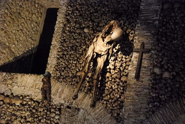 Nhà thờ Xương Capela dos Ossos ở Bồ Đào Nha được nhiều người biết đến là địa điểm du lịch vô cùng độc đáo. Bên trong nhà thờ được bao phủ toàn bộ bằng xương người chết.