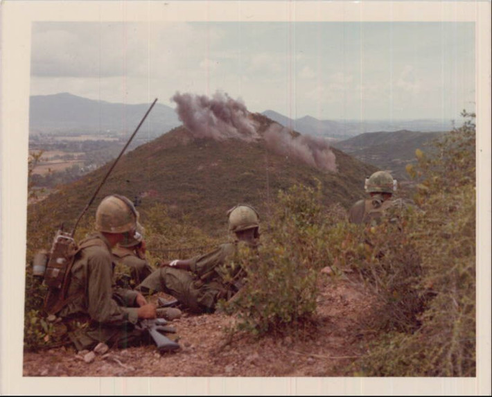 Lính Mỹ tại khu vực đồi núi ở Việt Nam.