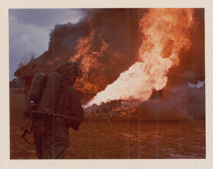 Lính Mỹ sử dụng súng phun lửa trong trận chiến tại chiến trường Việt Nam.