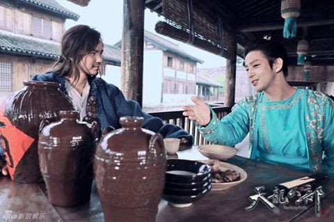 Theo một số nhà nghiên cứu lịch sử, nữ nhi hồng là loại rượu nếp được sản xuất chủ yếu ở vùng Thiệu Hưng (Chiết Giang, Trung Quốc).