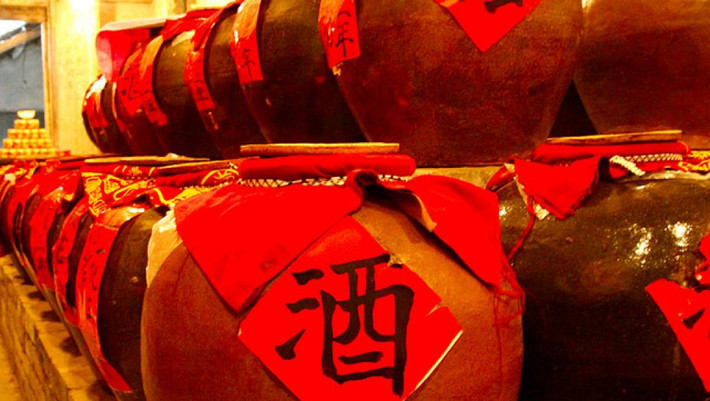 Ngày con gái lấy chồng, cha mẹ nhà gái sẽ đào những vò rượu đã chôn dưới đất hàng chục năm lên để đãi quan khách đến dự tiệc cưới.