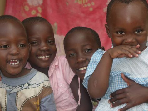 Dịch bệnh cười nhanh chóng trở thành đề tài "nóng" thu hút sự quan tâm của giới chuyên gia cũng như các nhà khoa học học.