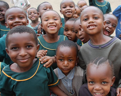 Khoảng 60% học sinh trong trường cười không ngừng từ vài chục phút cho đến vài tiếng đồng hồ. Do cười quá nhiều trong thời gian dài nên một số trường hợp bị ngất xỉu.