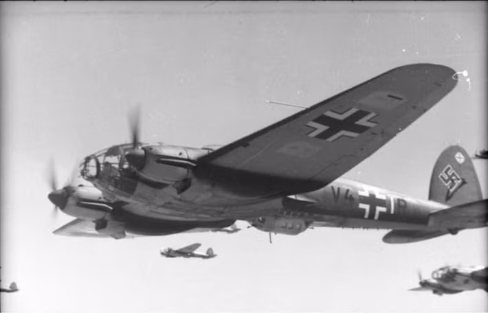 Nhờ có xuồng cao su bơm hơi này, phi công sẽ ngồi ở trên và tìm cách liên lạc, phát tín hiệu cầu cứu với các tàu thuyền, máy bay của phát xít Đức để nhanh chóng được giải cứu.