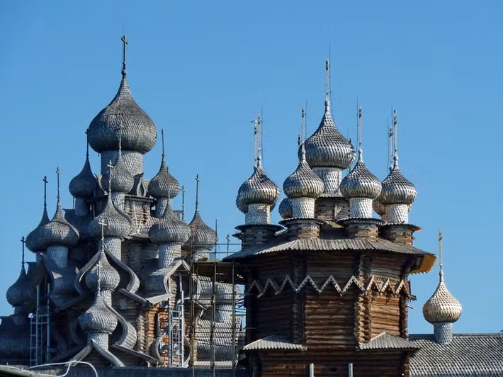 Kizhi Pogost nắm giữ kỷ lục thế giới là công trình được xây dựng hoàn toàn bằng gỗ cao nhất thế giới kể từ hoàn thành việc xây dựng vào năm 1862.