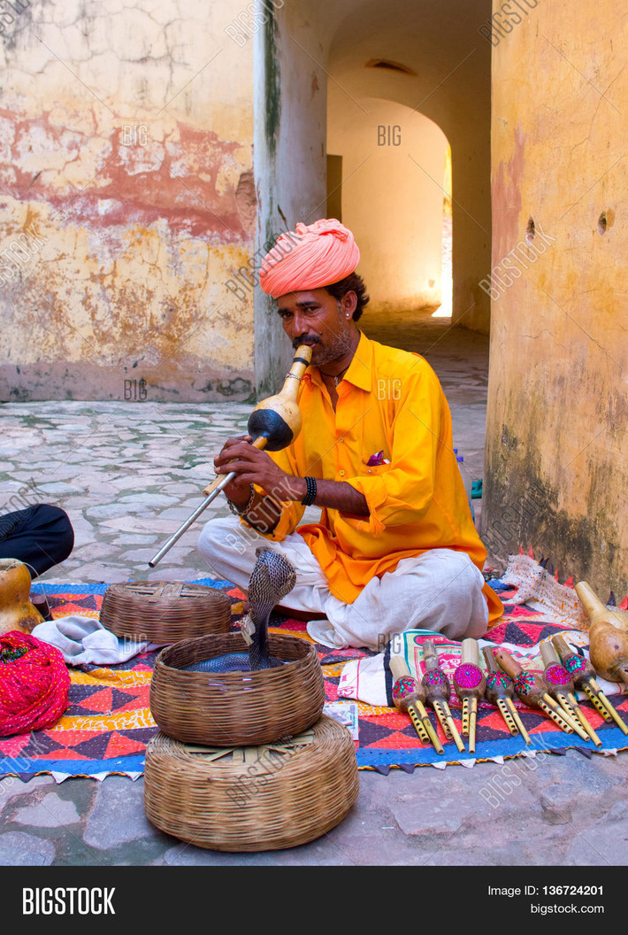 Đối với những người theo đạo Hindu ở Ấn Độ, rắn là loài vật được tôn thờ. Những người làm công việc thôi miên rắn được coi là tín đồ của Thần Shiva. Vị thần quyền năng này được mô tả có làn da màu xanh và thường có một con rắn hổ mang quấn quanh cổ.