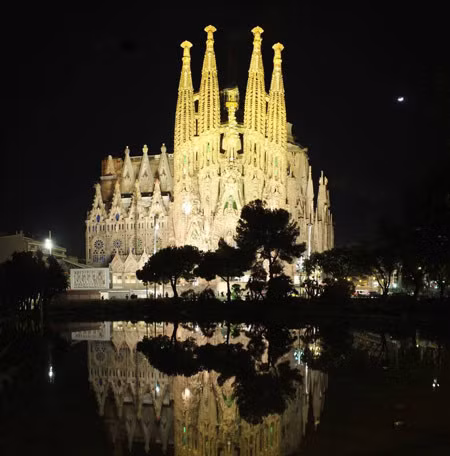Nhà thờ Sagrada Familia tọa lạc ở thành phố Barcelona, Tây Ban Nha. Công trình này được xây dựng từ năm 1882 và chưa hoàn thành. Dù vậy, công trình này được UNESCO công nhận là di sản thế giới.