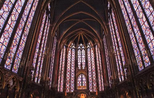 Khung cảnh tuyệt đẹp bên trong nhà thờ Sainte-Chapelle ở Paris, Pháp. Nhà thờ được xây dựng theo phong cách Gothic nổi bật với những cửa sổ kính nhiều màu sắc.