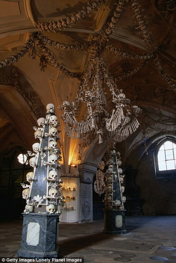 Sau khi hoàn thành, khắp nơi trong nhà thờ Sedlec Ossuary là những kiệt tác nghệ thuật làm từ các bộ phận của hài cốt.