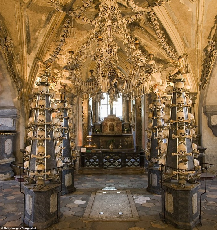Dù vậy, mỗi năm, hàng trăm nghìn du khách ghé thăm nhà thờ Sedlec Ossuary để chiêm ngưỡng những kiệt tác xương người độc đáo.