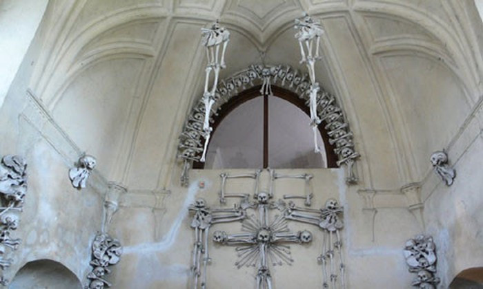 Việc trang trí nhà thờ Sedlec Ossuary bằng xương người được cho là bắt đầu từ năm 1870.