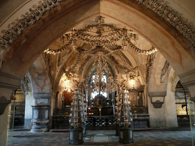 Nằm ở ngôi làng cùng tên thuộc ngoại ô Kutna Hora, Cộng hòa Séc, nhà thờ Sedlec Ossuary trở thành một trong những địa điểm nổi tiếng nhất thế giới. Nguyên do là bởi nhà thờ dùng xương người làm nội thất trang trí.
