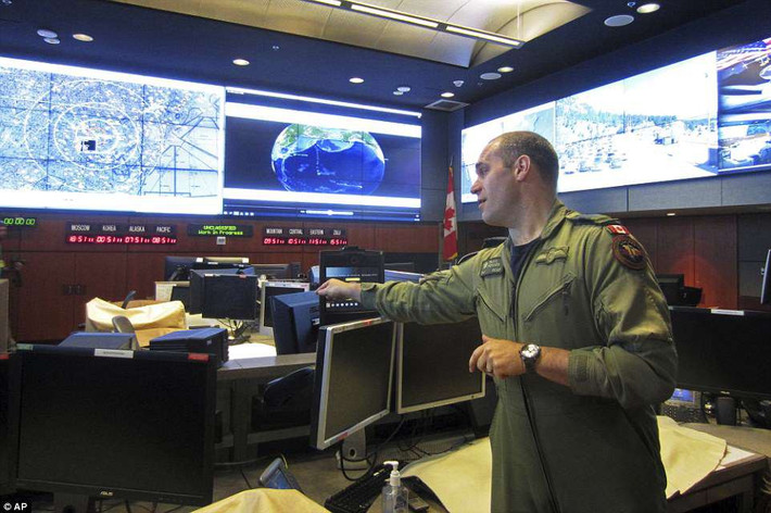 Thêm nữa, khu phức hợp núi Cheyenne còn được thiết kế có khả năng chống chịu được một cuộc tấn công hạt nhân 30 Megaton (tương đương sức công phá của 30 triệu tấn thuốc nổ TNT).