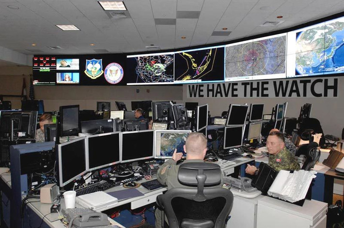 Không chỉ chịu được các cuộc tấn công hạt nhân, khu phức hợp núi Cheyenne còn được xây dựng trên 1.300 chiếc lò xo khổng lồ. Nhờ vậy, căn cứ tuyệt mật này an toàn trước các trận động đất mạnh.