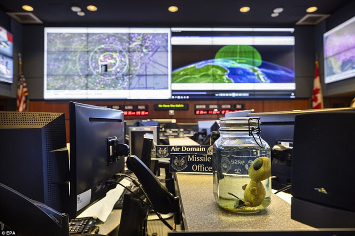 Từ năm 1966 - 2006, khu phức hợp núi Cheyenne được sử dụng làm trung tâm chỉ huy và kiểm soát chính của Bộ Tư lệnh phương Bắc Mỹ (NORAD). Căn cứ này cũng là tổng hành dinh của Bộ Tư lệnh Không gian Mỹ trong giai đoạn từ năm 1985 - 2002.