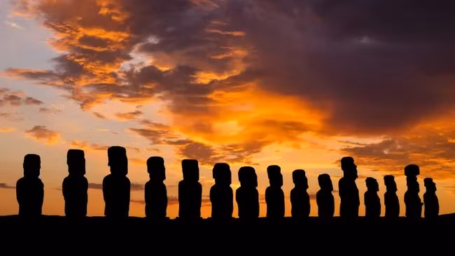 Họ được cho là những người đã tạo ra hàng trăm tượng Moai khổng lồ đặt rải rác khắp đảo.