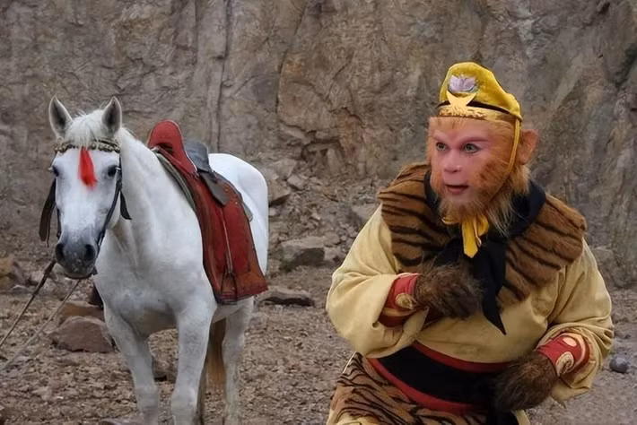 Trên thực tế, Bạch Long Mã là Tam Thái tử Ngao Liệt của Tây Hải Long Vương. Ngao Liệt sau khi phát hiện hôn thê - Công chúa Vạn Thánh ngoại tình với Cửu Đầu Trùng, Ngao Liệt nổi cơn tức giận, vô tình đốt viên ngọc do Ngọc Hoàng tặng làm quà cưới. Do đó, Tam Thái tử bị Ngọc Hoàng kết án tử hình.