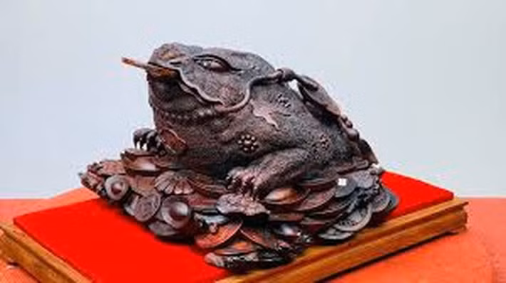 Chuyên gia phong thủy gợi ý gia chủ có thể đặt Thiềm Thừ lên trên két sắt. Để linh vật này phát huy tốt khả năng chiêu tài, hãy đặt Thiềm Thừ quay đầu vào trong nhà.