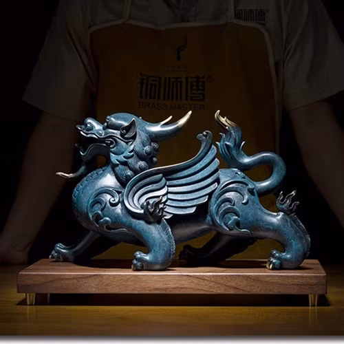 Tỳ Hưu thường được đặt trên két sắt, quay mặt hướng ra phía cửa chính hoặc cửa sổ nhằm chiêu tài hút lộc. Tuyệt đối không nên đặt vật phẩm phong thủy này đối diện chỗ ngồi hoặc giường ngủ vì việc làm này đồng nghĩa với việc tự hút đi tài khí của bản thân và gia đình.