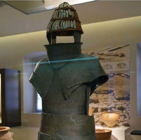 Nhóm nghiên cứu của giáo sư Andreas đã cho các tình nguyện viên mặc bản sao của bộ áo giáp và vũ khí rồi mô phỏng theo cuộc chiến thời Đồ đồng kéo dài 11 tiếng dựa trên mô tả lịch sử lấy từ sử thi Iliad nổi tiếng của nhà thơ Hy Lạp Homer nói về cuộc chiến thành Troy.