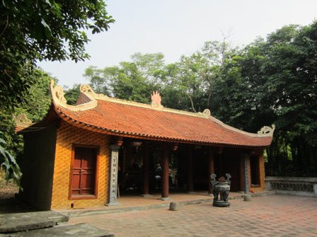 Theo "Địa chí Ninh Bình", Nhồi Hoa công chúa là người Ai Lao trong quá khứ, tức nước Lào hiện nay. Dưới thời Hậu Lê, bà có công giúp người Việt nên được nhân dân tôn thờ.