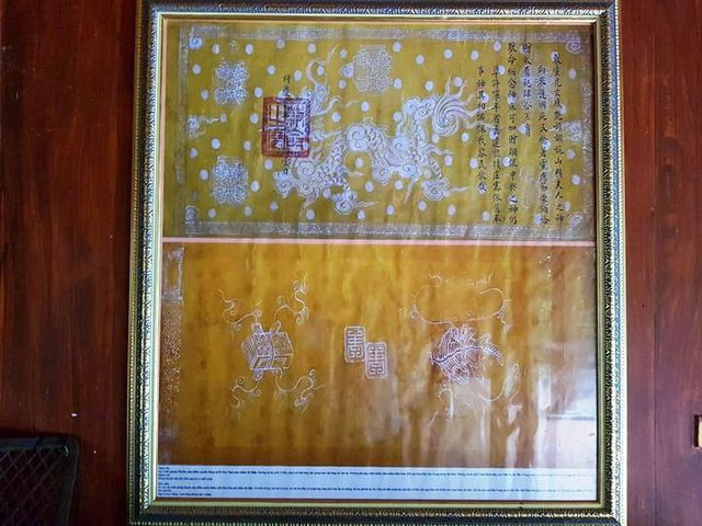 Di tích còn lưu giữ ban thờ có ảnh công chúa chạm trên gỗ cùng nhiều đồ thờ tự có giá trị, đặc biệt là 4 sắc phong triều Nguyễn, trong đó có sắc phong vào ngày 12/1 năm Tự Đức thứ 6 (1852) phong cho bà mỹ tự “Linh Quang Huyền Cảm Diễm Quyên Nhàn Uyển chi thần”. Sắc phong ngày 25/7 năm Khải Định thứ 9 (1924), bà được phong là Thượng đẳng thần.