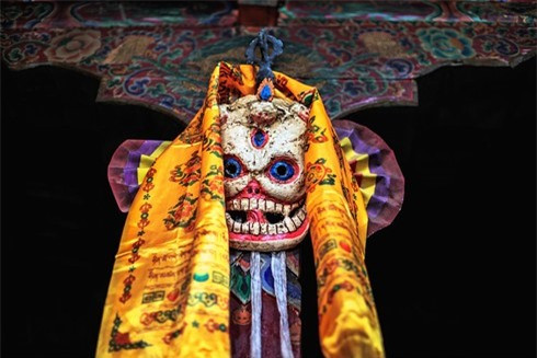 Sinh ra ở Ấn Độ trong một gia đình Bà la môn, Liên hoa sinh theo Phật giáo. Sư đi qua Mustang trước khi đi đến Tây Tạng để giảng giải về Phật pháp. Cư dân Mustang của rất tự hào về thực tế này và họ coi sư Liên hoa sinh chính là Đức Phật thứ hai. Vào thế kỷ thứ tám, các nhà sư ở tu viện Samye đã sử dụng mặt nạ này trong một điệu nhảy do sư Liên hoa sinh sáng tạo nên.