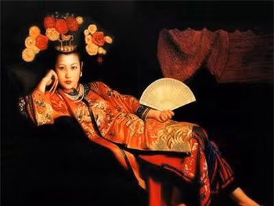  3. Lữ Hậu: Lữ hậu hay còn gọi Lã hậu (241-180 TCN) là hoàng hậu đầu tiên của nhà Hán. Bà là vợ của Hán Cao Tổ Lưu Bang. Lữ hậu được đánh giá là một mẫu nghi thiên hạ vô cùng lạnh lùng, độc ác. Lữ hậu đã có công rất lớn trong việc giúp Lưu Bang xây dựng cơ đồ. Sau khi Hán Cao Tổ Lưu Bang qua đời, bà đã nắm quyền cai trị đất nước cho đến khi qua đời vào năm 180 trước công nguyên.