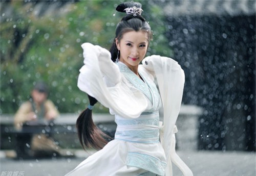  4. Điêu Thuyền: Là một trong Tứ đại mỹ nhân Trung Quốc nổi tiếng sử sách. Điêu Thuyền cũng là một nhân vật nổi tiếng trong cuốn tiểu thuyết Tam Quốc diễn nghĩa của La Quán Trung. Sắc đẹp của cô được miêu tả là “bế nguyệt” (tức khiến trăng xấu hổ mà giấu bản thân đi). Điêu Thuyền chính là người được Vương Doãn bày kế khiến cô là người làm ly gián mối quan hệ giữa Đổng Trác và Lã Bố. Từ đó, biến Đổng Trác và Lã Bố trở thành kẻ thù không đội trời chung của nhau. Mục đích của Vương Doãn khi đó là lật đổ Đổng Trác.