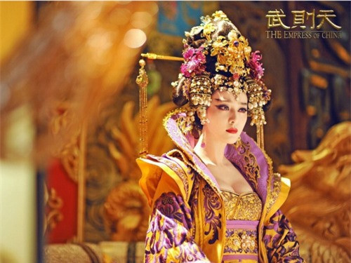  5. Võ Tắc Thiên: Trong số hơn 400 hoàng đế Trung Quốc, Võ Tắc Thiên là nữ hoàng duy nhất trong lịch sử. Bà đã trị vì nhà Đường trong hơn nửa thế kỷ. Trong thời gian cầm quyền, bà được đánh giá là nhà lãnh đạo có cả công lẫn tội. Võ Tắc Thiên từng trải qua các vị trí lớn nhỏ bao gồm: tài nhân, chiêu nghi, hoàng phi, ni cô, hoàng hậu, hoàng thái hậu, hoàng đế, thái thượng hoàng. Bà được đánh giá là một phụ nữ độc ác, sẵn sàng làm mọi thứ để đạt được mục tiêu. Một trong những thành tựu lớn nhất mà bà đạt được đó là củng cố và ổn định tình hình nhà Đường.