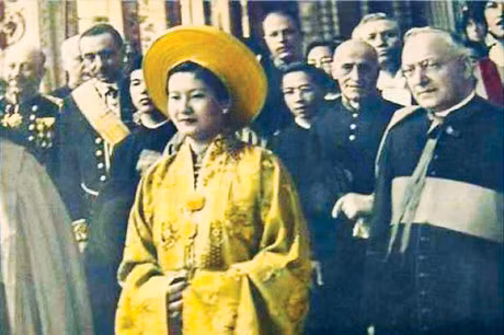 Trong số bà hoàng triều Nguyễn, Nam Phương Hoàng hậu Nguyễn Hữu Thị Lan từng được ban nhiều đặc quyền đặc lợi nhất. Bà được giữ lại đạo Công giáo sau khi lấy Bảo Đại, được phong làm hoàng hậu ngay sau lễ cưới, mặc áo vàng - màu vốn chỉ dành cho hoàng đế.