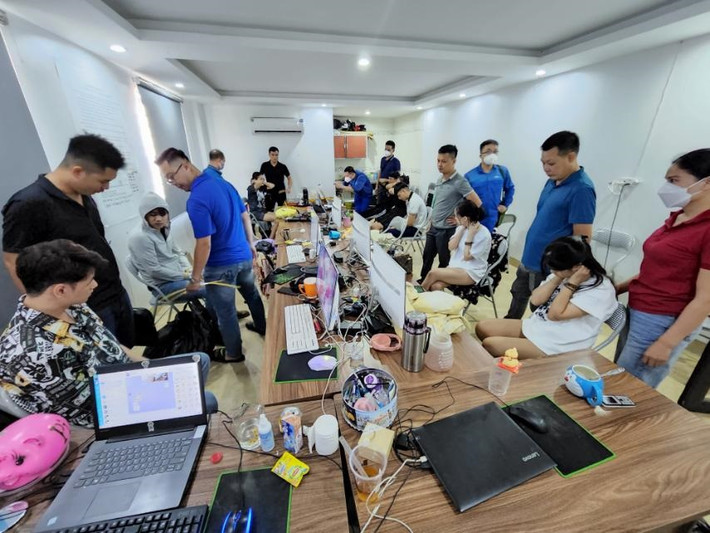 Các đối tượng đã lập ra Công ty TNHH công nghệ Funmobi, sử dụng gần 300 ứng dụng cho vay tiền trên điện thoại di động (Vndong, Hitien, Zdong, Hvay...), liên kết với gần 200 công ty cầm đồ, công ty tài chính fintech để cung cấp các gói sản phẩm cho vay trị giá từ 2 đến 7 triệu đồng, kỳ hạn vay 7 ngày với lãi suất khoảng 2.090,93%/năm.