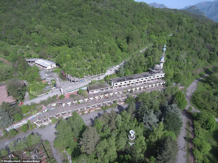 Cách Milan khoảng 80 phút lái xe, " thị trấn ma" Città dei Balocchi từng là địa điểm nổi tiếng thế giới thu hút nhiều người ghé thăm, nghỉ dưỡng và vui chơi.