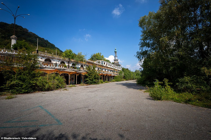 Thị trấn nông thôn bình yên Consonno được ông Bagno mua với giá 22,5 triệu lire (tức hơn 370.000 USD theo tỷ giá hiện nay) để xây dựng "Las Vegas của Italy". Công việc xây dựng chính thức bắt đầu từ năm 1965.