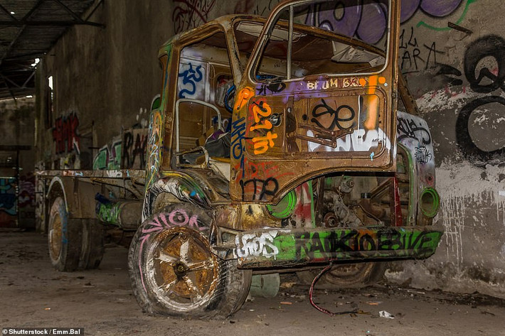 Tuy nhiên, việc xây dựng các công trình tiếp theo tại "Las Vegas của Italy" bị gián đoạn. Một số người cho rằng, ông Bagno liên tục thay đổi kế hoạch khiến dự án bị đình trệ.