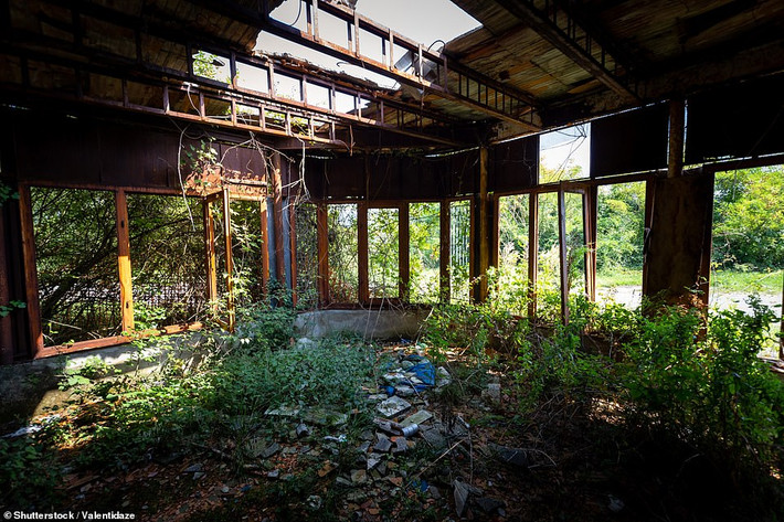 Vào năm 1976, một trận lở đất nghiêm trọng xảy ra khiến lối vào "thị trấn" bị phá hủy. Quá trình khắc phục sự cố mất một thời gian. Đến những năm 1980, ông Bagno thực hiện cải tạo, sửa sang lại khách sạn biến nơi đây thành khu dành cho người cao tuổi.