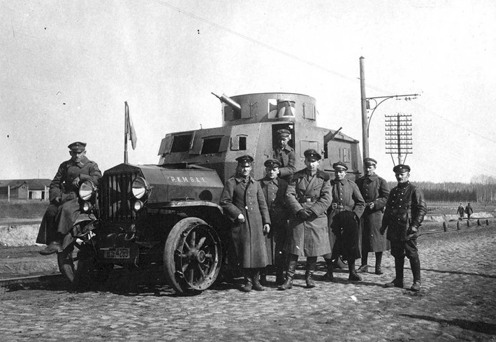 Một nhóm sĩ quan Đức chụp ảnh bên một xe bọc thép ở Ukraine vào mùa xuân năm 1918.