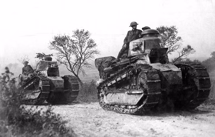 Binh sĩ Mỹ sử dụng xe tăng Renault FT-17 do Pháp chế tạo trong cuộc chiến tại rừng Argonne, Pháp ngày 26/9/1918.