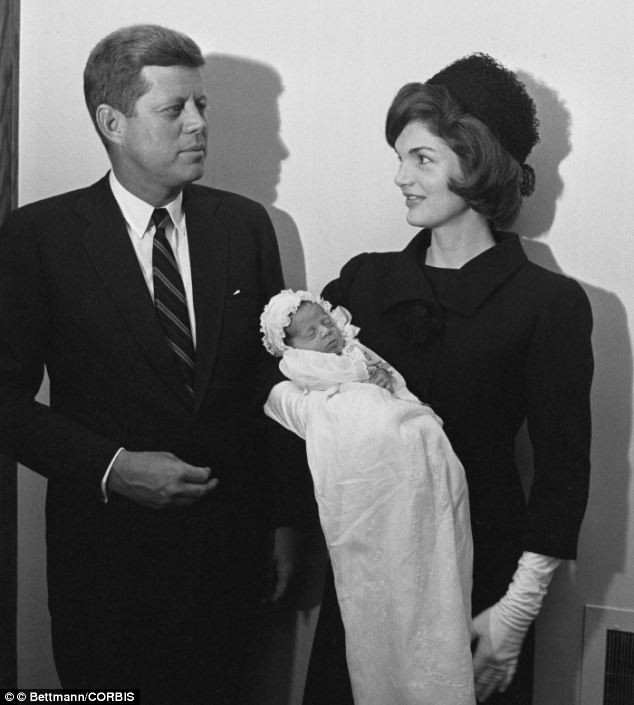 Vài tháng trước khi Tổng thống Kennedy bị ám sát, con trai của ông là Patrick Bouvier Kennedy qua đời vì chứng suy hô hấp ở trẻ sơ sinh. Khi ấy, Patrick mới 2 ngày tuổi.
